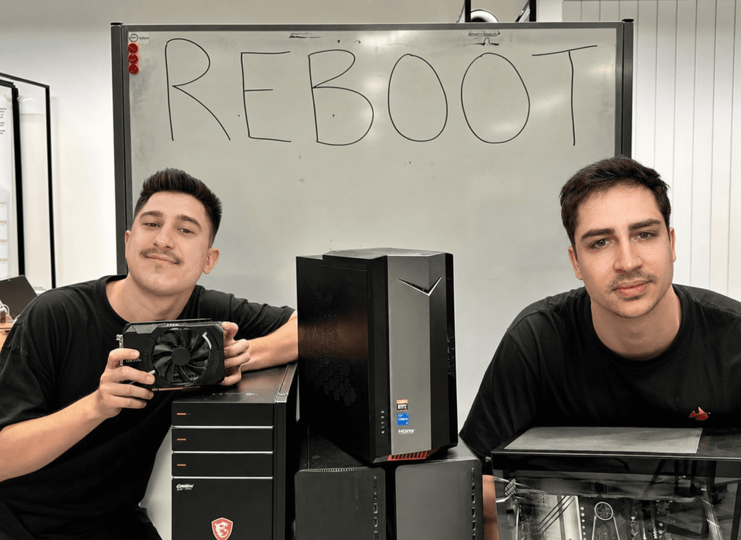 Shkodran Tahiri și Bulata Damian alături de PC-uri Reboot